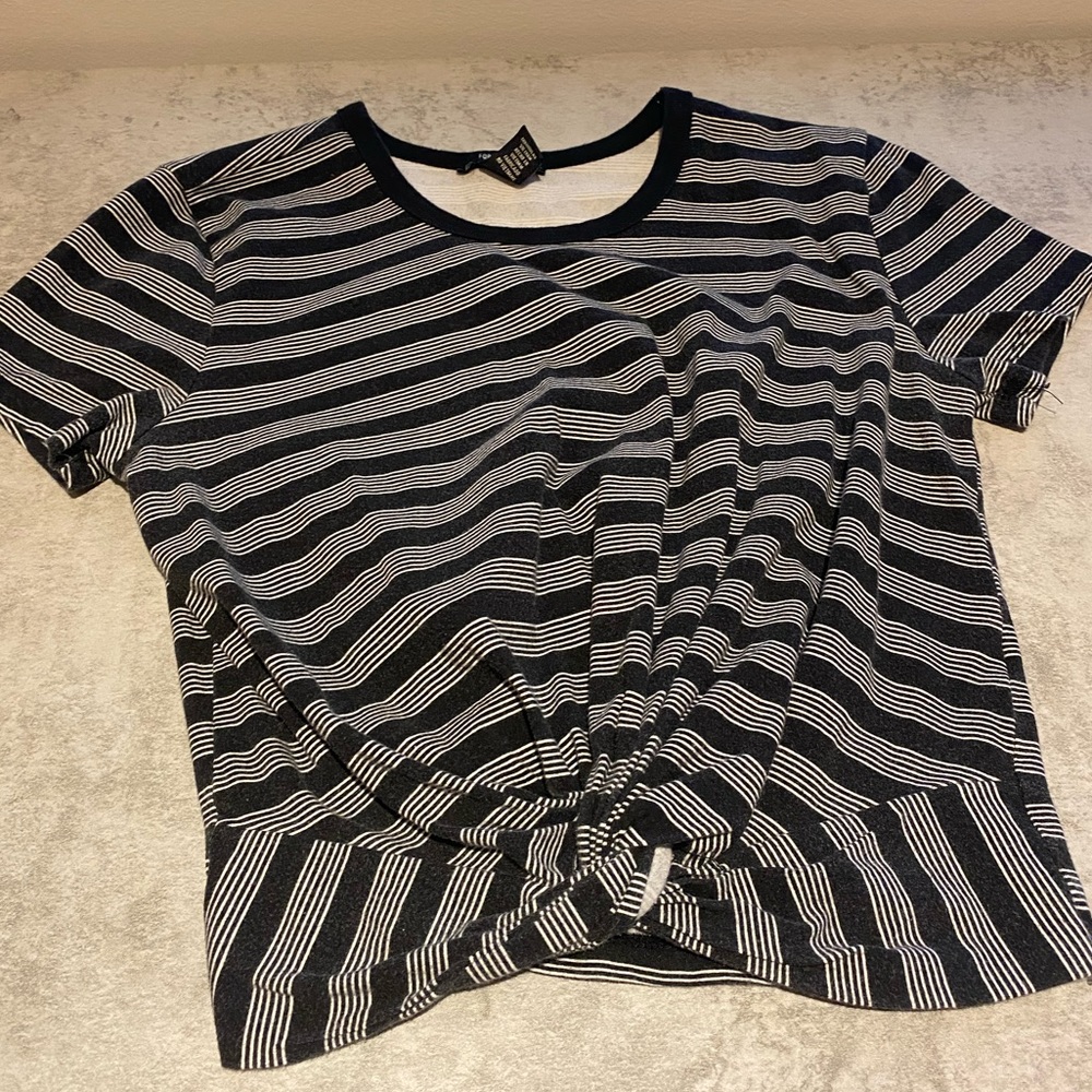 Black and white cropped tshirt